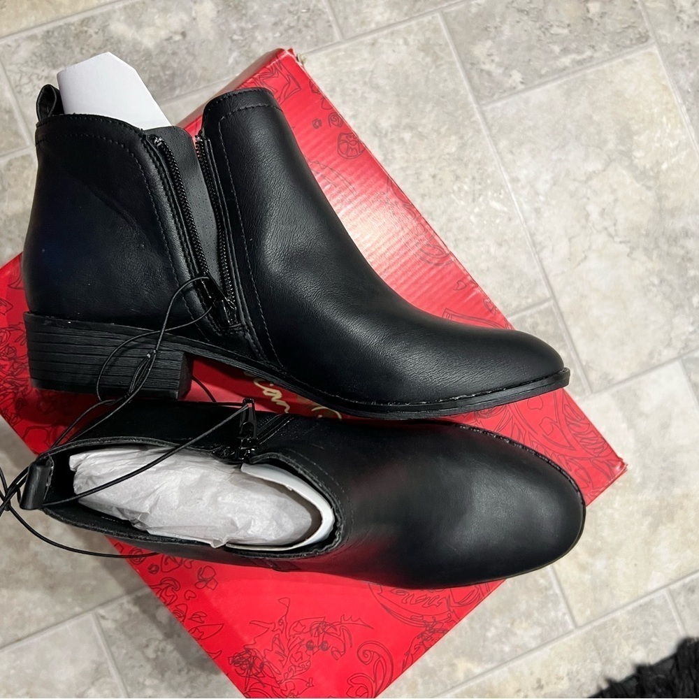 Women’s short black booties boots American Rags 8 cadee NEW NIB
